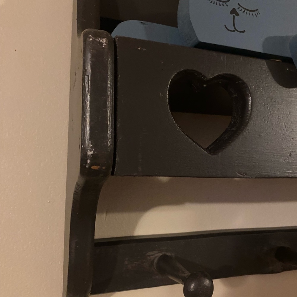Vintage Cottagecore wooden heart trinket shelf with peg hooks - Picture 2 of 11
